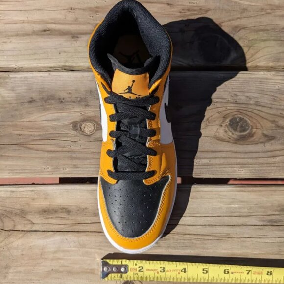 Air Jordan 1 Retro Mid 'Taxi' - 6.5Y - Picture 11 of 11